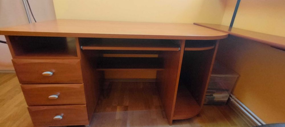 biurko z szufladami