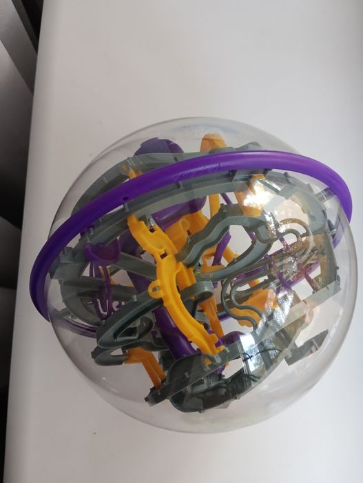 Лабіринт - головоломка Perplexus.