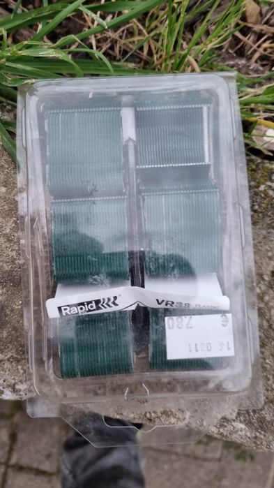 Alicate de jardim para grampos.