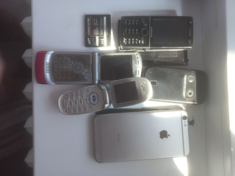 Різні телефони старого зразку
