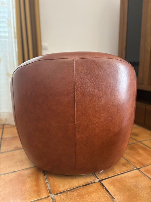 Cadeirão rotativo e puff de apoio