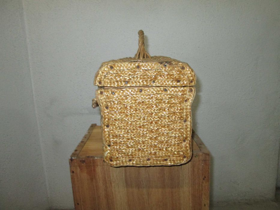 Pequena Cesta Fechada Antiga para Decoração