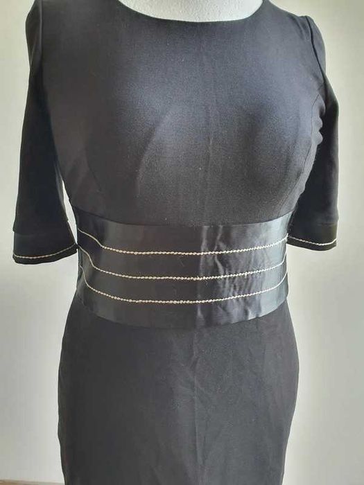 Świetna sukienka z ozdobnym pasem