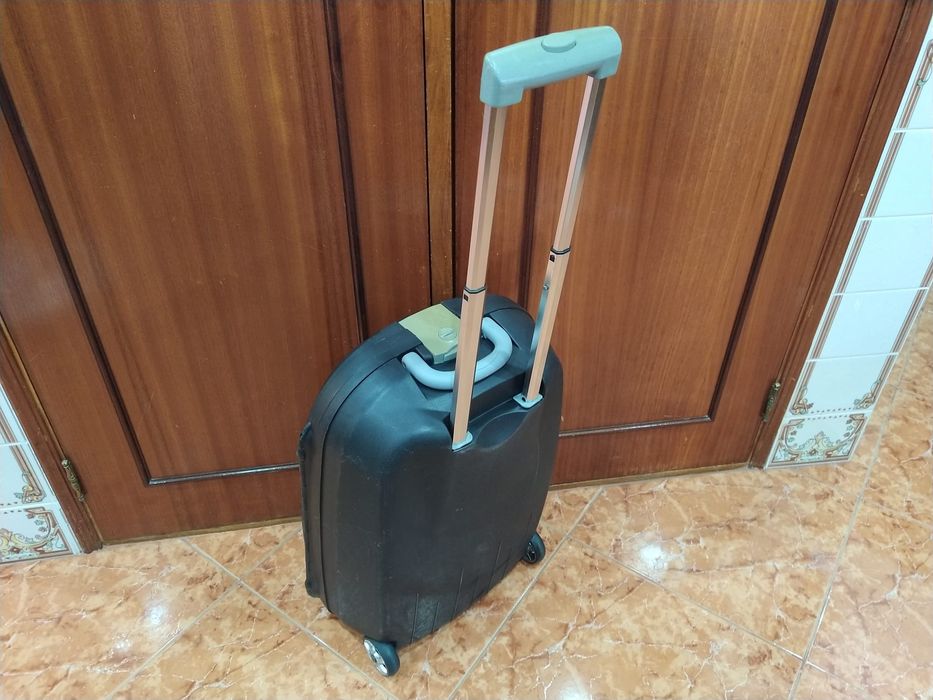 Mala malas de porão até 23 kg ou de cabine 8 a 10 kg. Casa quarto apartamento vivenda carro.