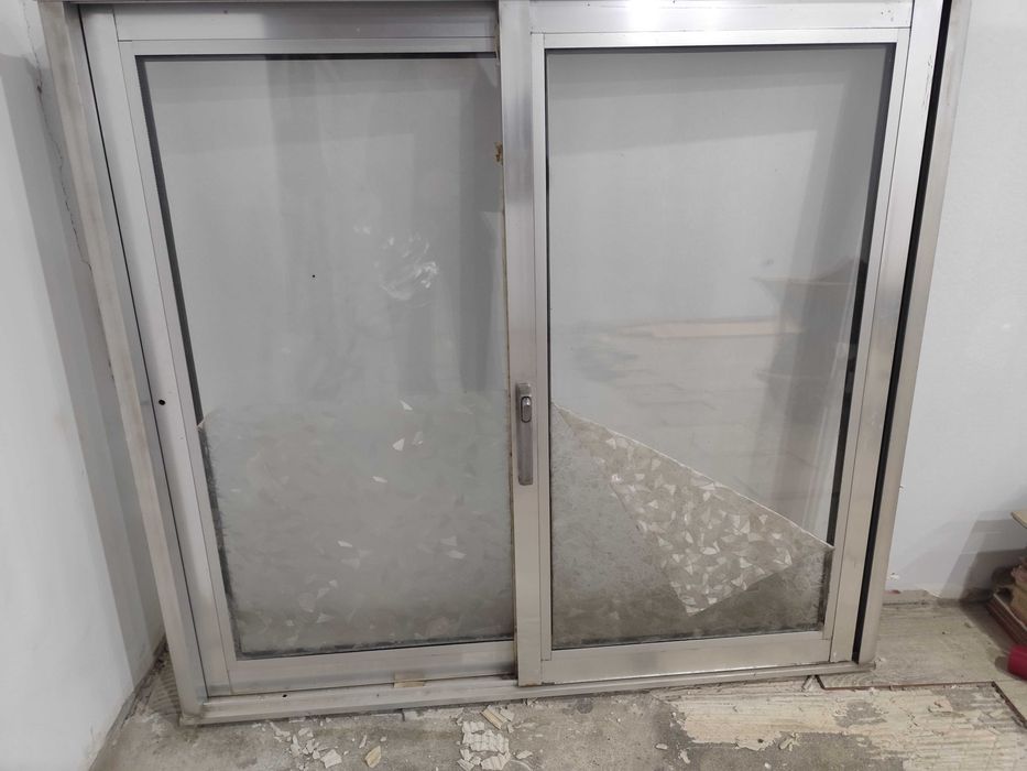 2 Janelas alumínio vidro duplo com 1,20Lx1,10A
