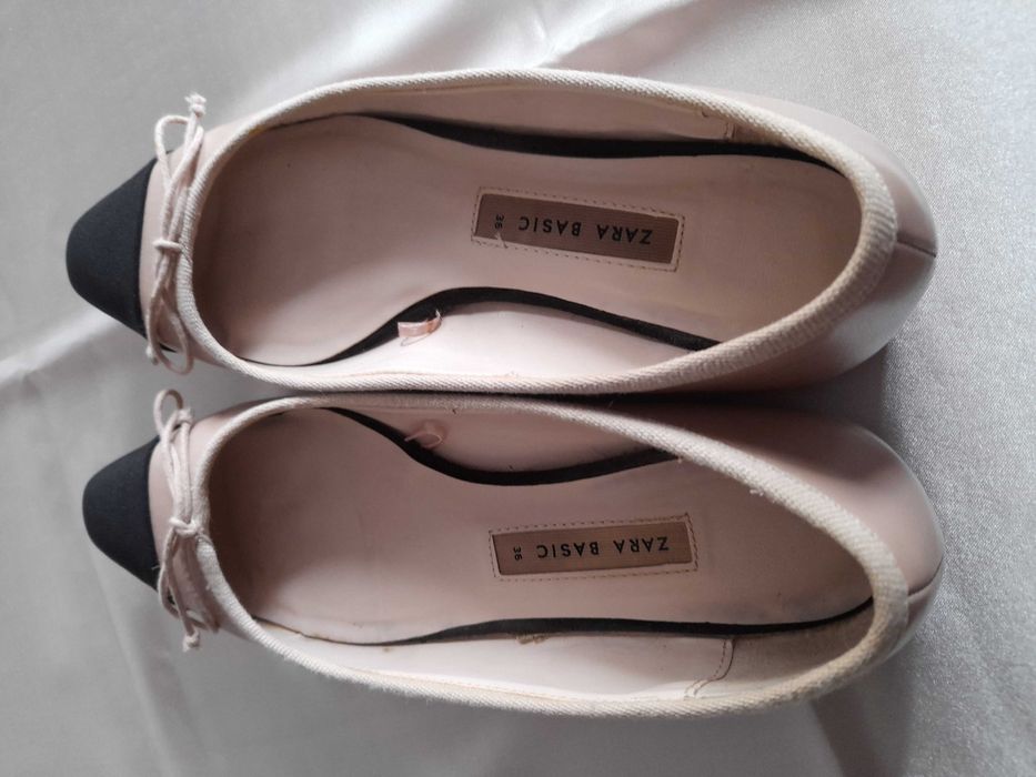 Sapatos Zara bege, com biqueira preta, e lacinhos. N° 36