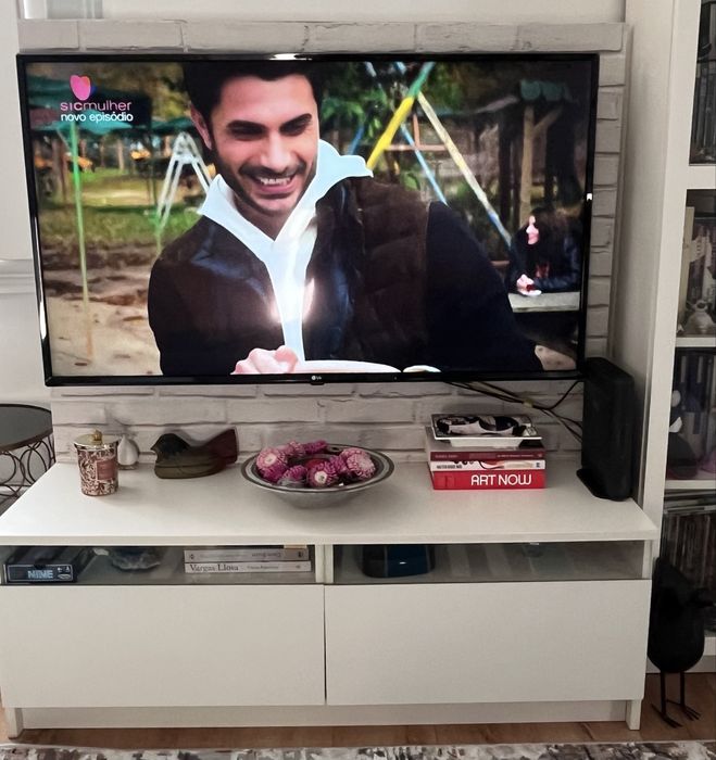 Movel tv ikea em excelente estado.