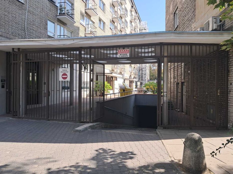 Garaż przy pl. Trzech Krzyży