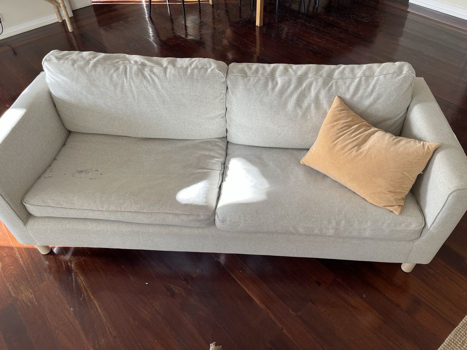 Sofá 3 lugares em tecido cinza