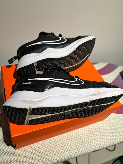 Buty Nike Cosmic Runner rozmiar 38.5 (24cm) czarne chłopięce