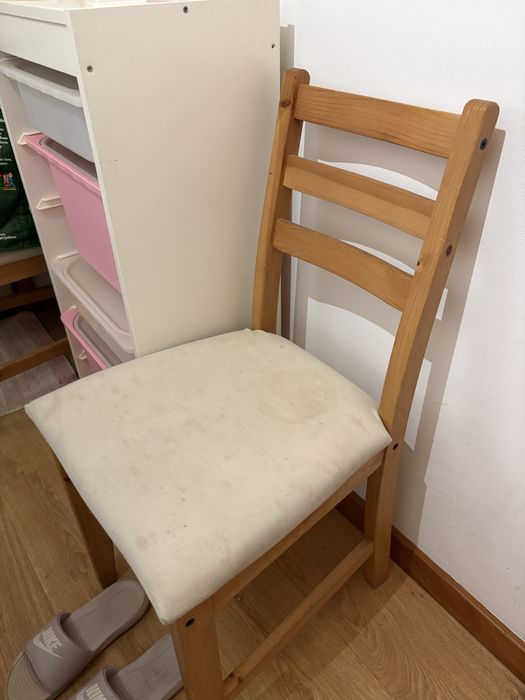 Mesa de madeira mais 5 cadeiras de madeira