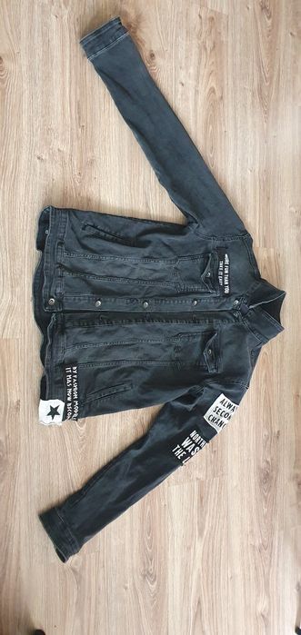 Kurtka dżinsowa katana czarna z naszywkami