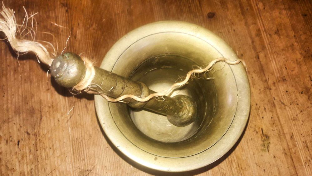 Stary, piękny bardzo duży moździerz mosiądz