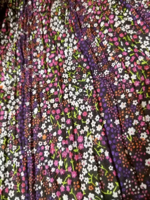 Damska chustka w drobny kwiatowy wzór