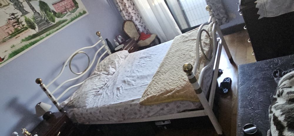 Guarda fatos e 2 mesinhas cabeceira e cama