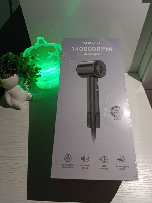 Suszarka do włosów kolor srebrny