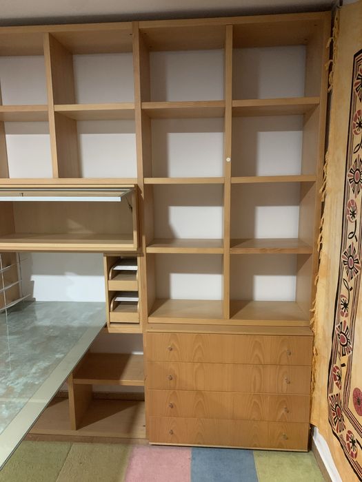 Escritorio com muita arrumação