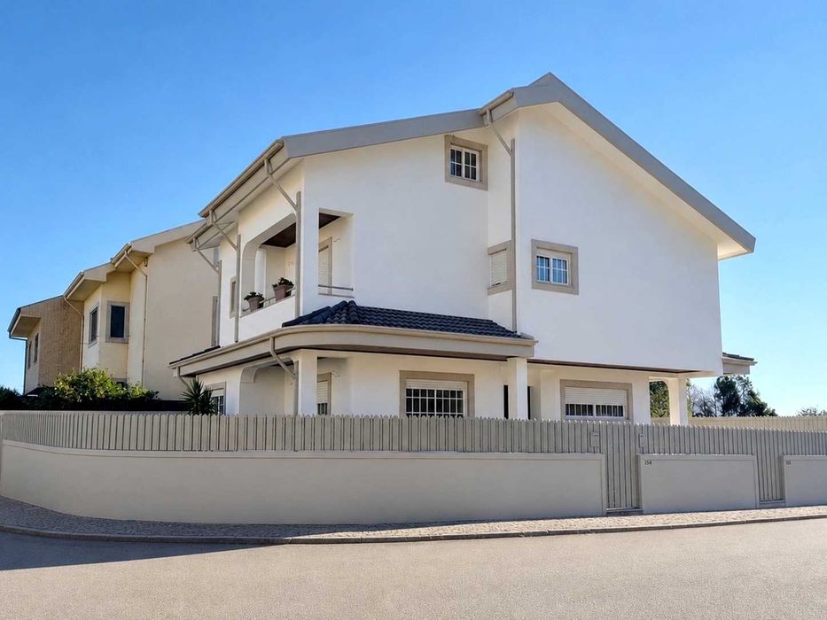 Moradia de 4 Frentes em Francelos | 330 m² | Garagem 4 Carros | Junto à praia