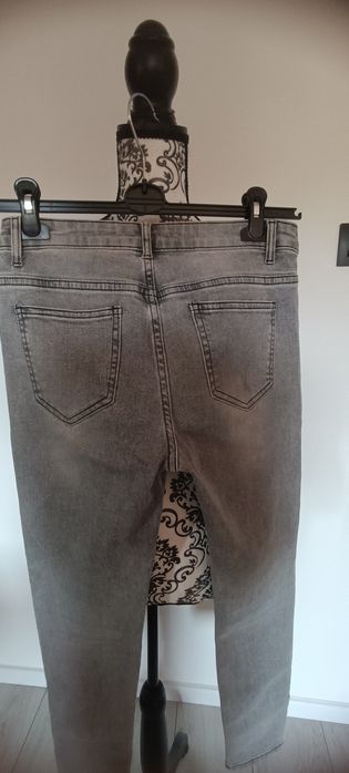 Spodnie jeans szare z zameczkami