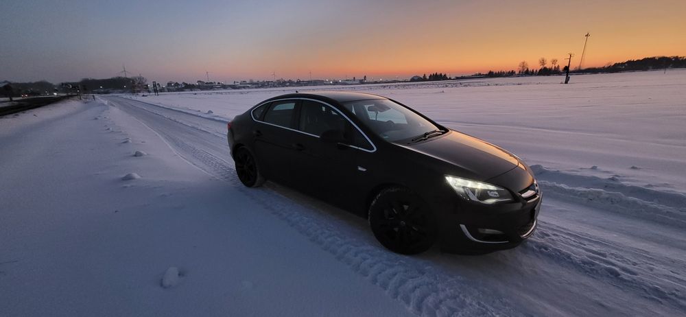 Ładny Opel Astra J Notchback