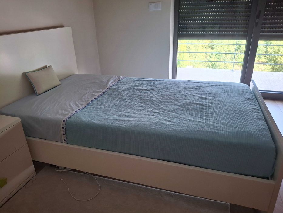 Cama de solteiro em madeira maciça  branca em muito bom estado