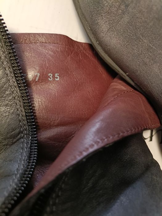 Botins cinza em pele e o forro também