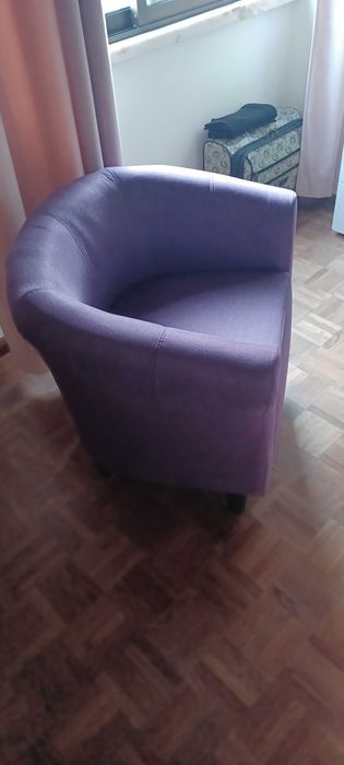 Mesa de apoio, poltrona e puff