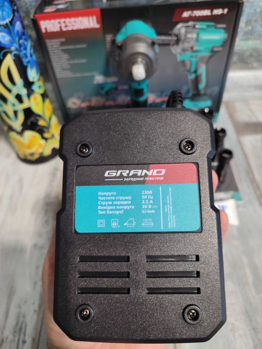 Ударний акумуляторний гайковерт grand 700 нм універсальний з насадками