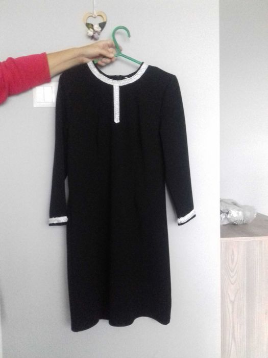 Sukienka czarna z zdobieniem przy kołnierzyku i na mankietach, Spandex, Polyiester