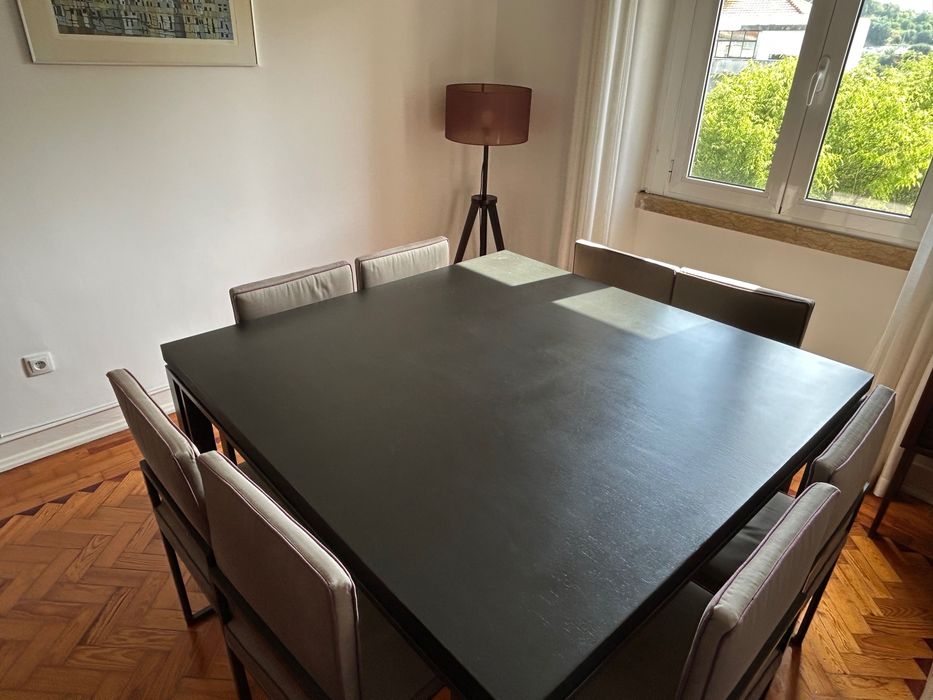 Mesa quadrada de jantar e 8 cadeiras