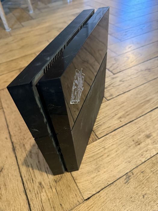 Playstation 4 plus dwa pady