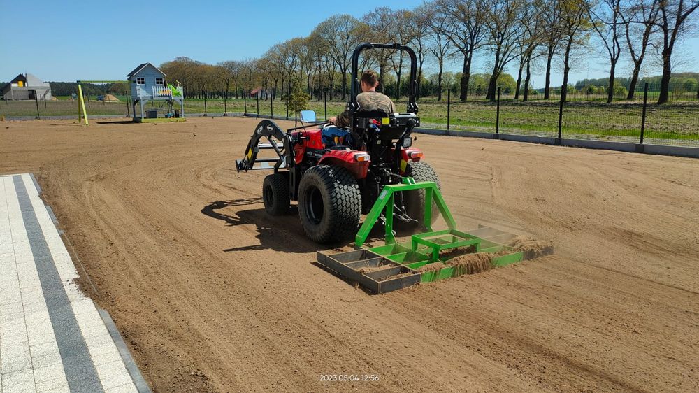 Zakładanie trawników, ogrody,niwelacja terenu ,maszynowy  wysiew trawy