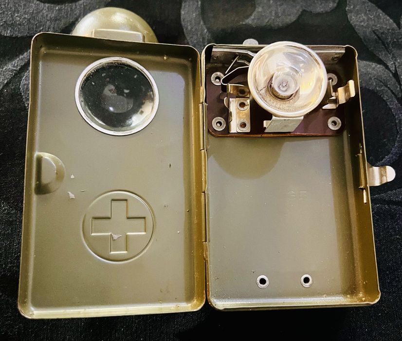 Duas lanternas antigas do exército suíço