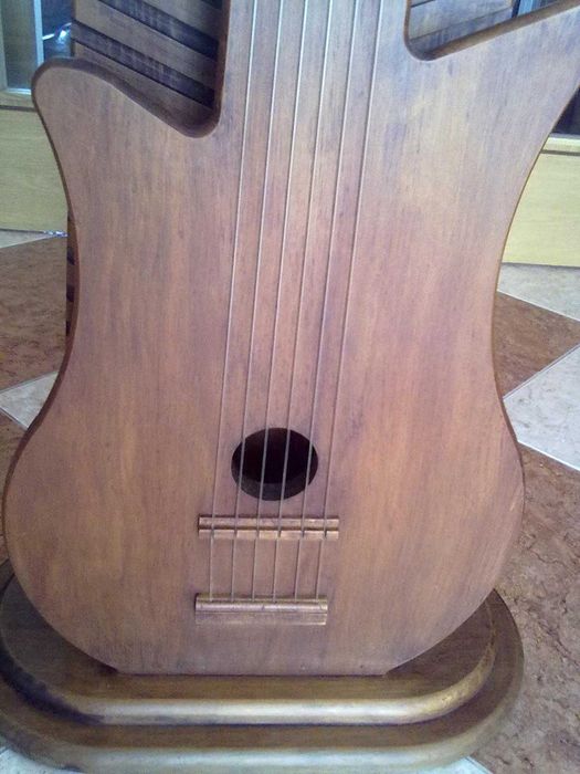 Guitarra em madeira