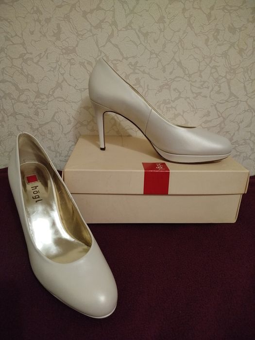 Туфлі-човники на каблуці   HOGL.  UK 7  D41 (бежевого кольору)