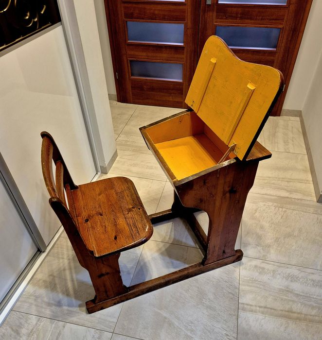 Stara zabytkowa ławka szkolna kałamarz