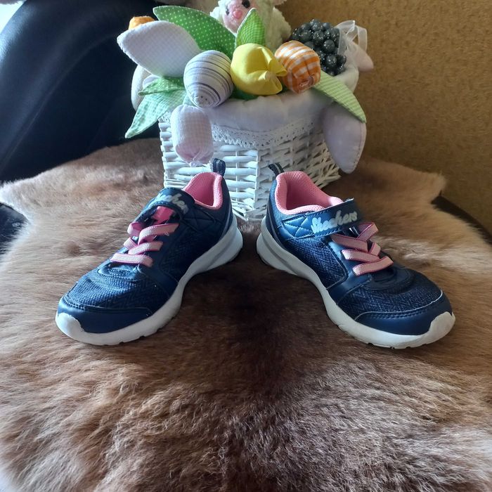 Кросівки , чешки для дівчинки