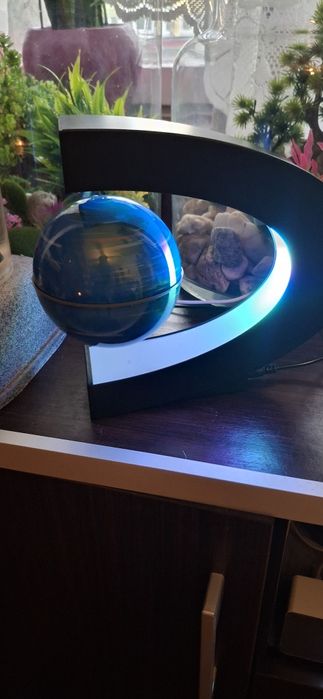 Lewitujący globus led