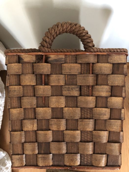 Cesto para lenha em verga novo e aspirador de cinzas como novo