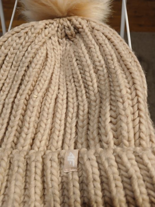 4F S/M Pastelowa różowa czapka damska ciepła twarzowa