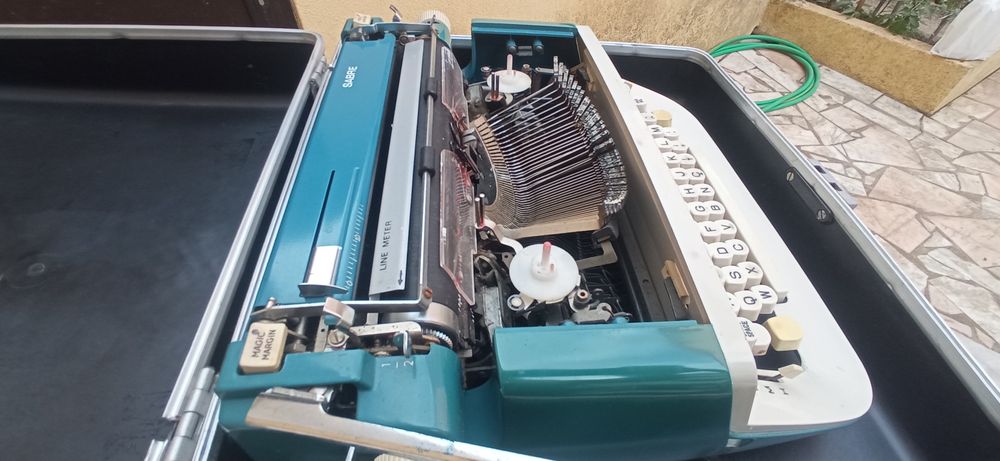 Máquina de escrever antiga em bom estado