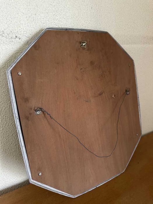 Espelho octogonal com moldura em metal prateado, acabamento envelhecido