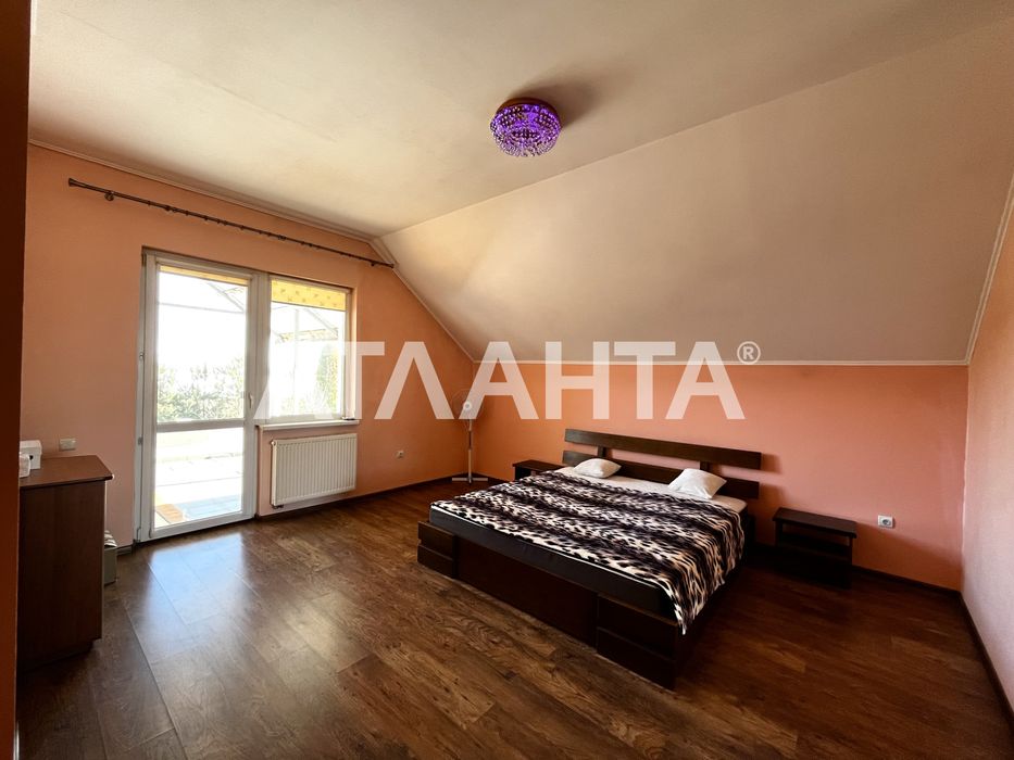 Продаж котеджу в смт Запитів + 10 соток землі.