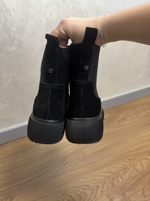 Чоботи жіночі.