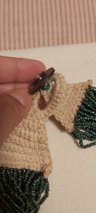 Colar feito à mão de missangas em verde e bege