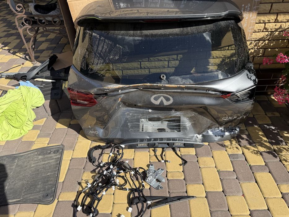Скло кришки багажника Infiniti QX50 2023