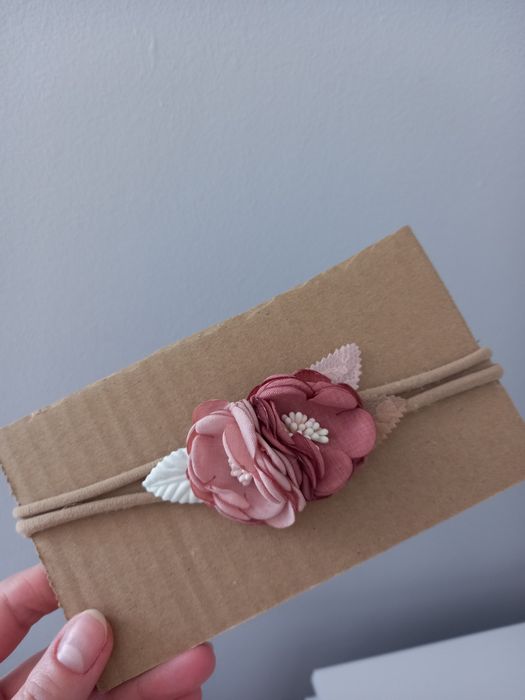 Śliczna opaska bezuciskowa roczek chrzest nowa kwiatki