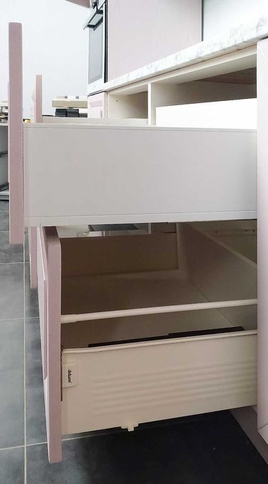 Продаж кухні з дерев'яним фасадом у відмінному стані!