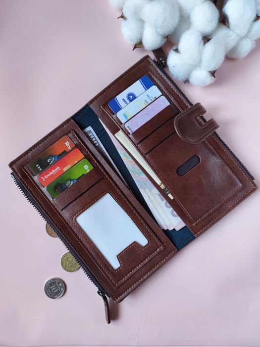 Вмісткий жіночий гаманець