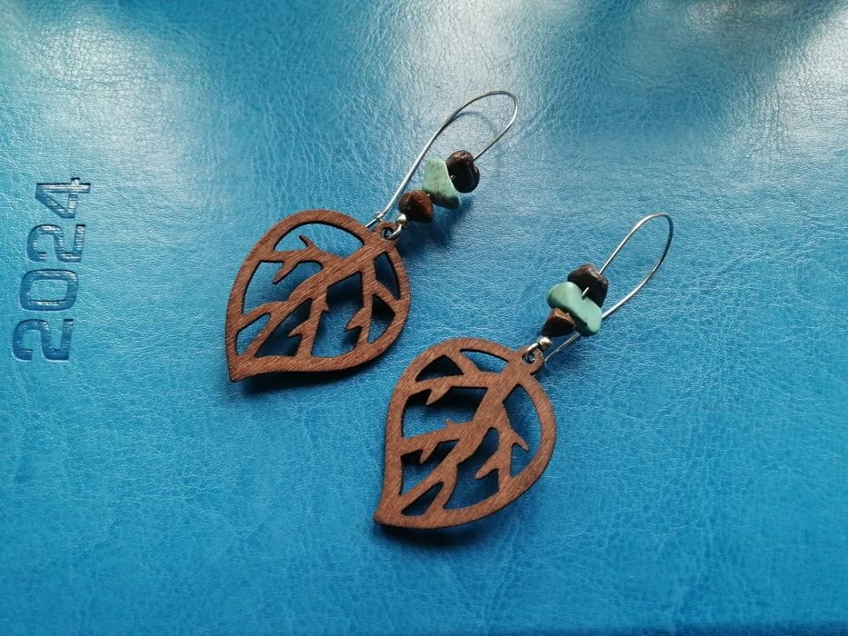 Kolczyki z drewnianymi liśćmi. Styl boho